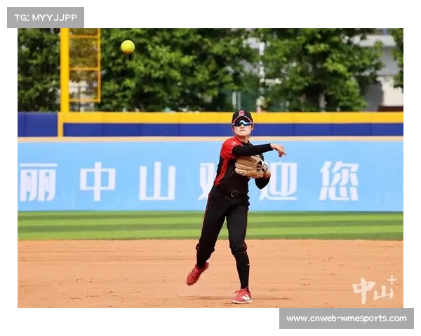 球员跑垒果敢滑垒，漳台比赛展现技术与激情